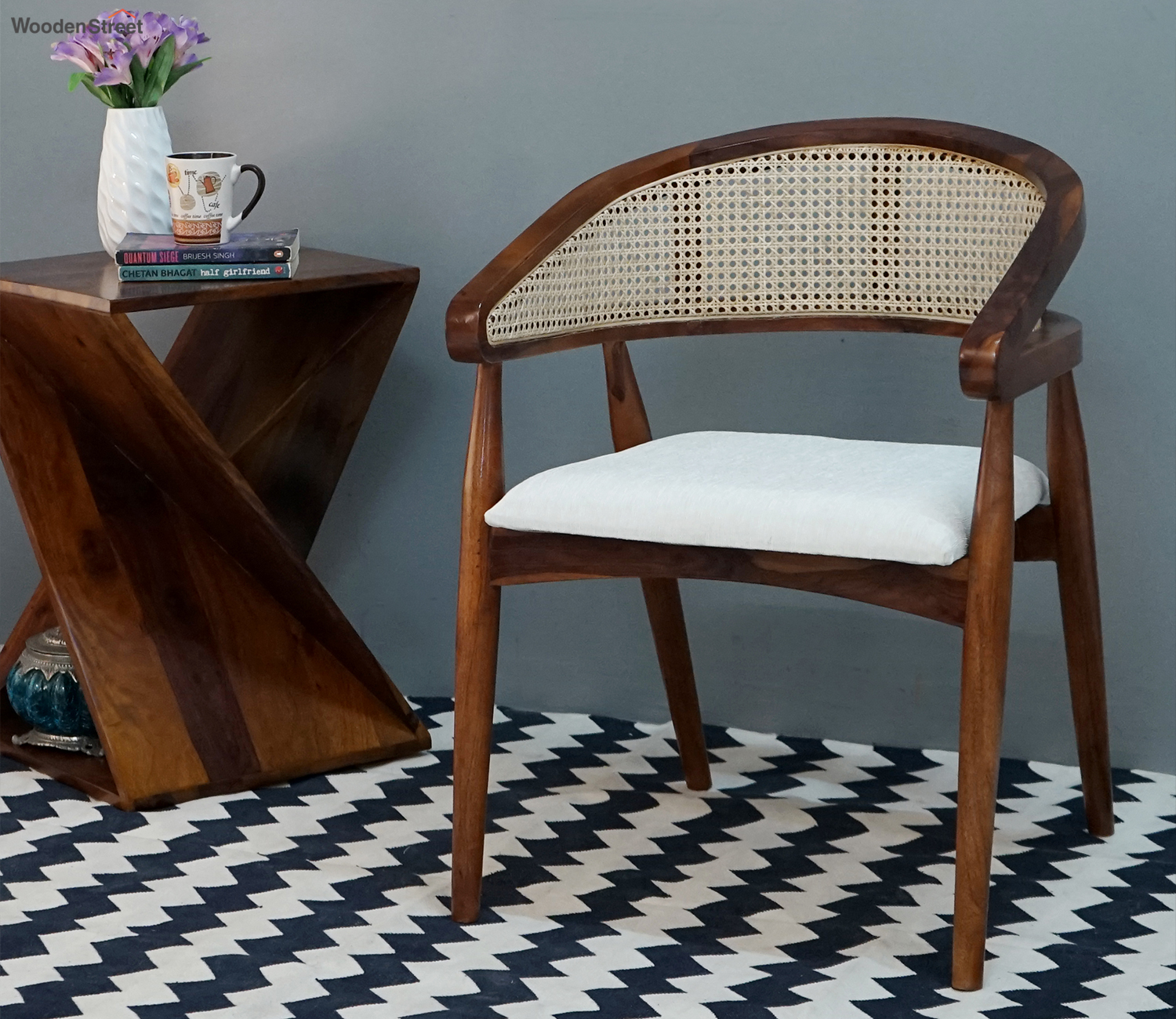 How wide should various dining chairs be?